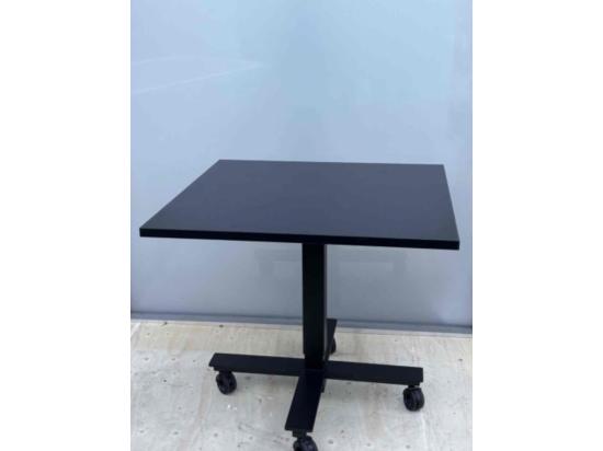 Stolik z regulowaną wysokością