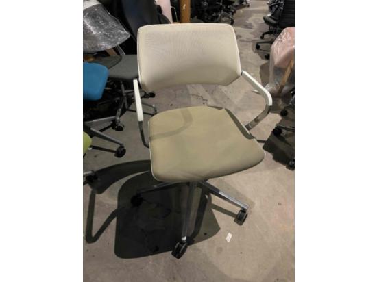 Krzesło Steelcase Piaskowe