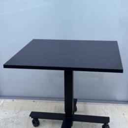 Stolik z regulowaną wysokością