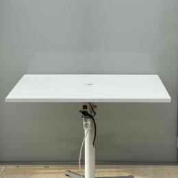 Stół z Ładowarką Indukcyjną